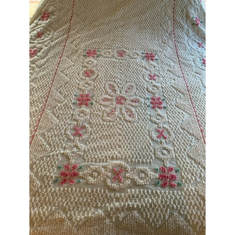 Vintage Chenille Bedspread Floral Pattern Fringe 74